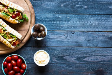 Turşu, domates ve zeytin sosisli