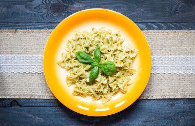 Fesleğen yaprağı ile yapılan pesto soslu makarna çeşitleri