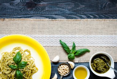 Fesleğen yaprağı ile yapılan pesto soslu makarna çeşitleri