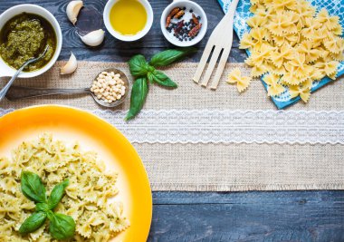 Fesleğen yaprağı ile yapılan pesto soslu makarna çeşitleri