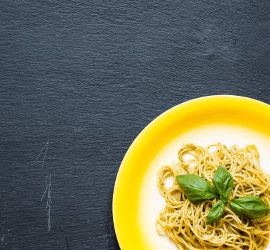 Fesleğen yaprağı ile yapılan pesto soslu makarna çeşitleri