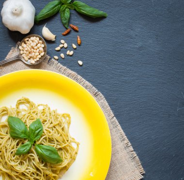 Fesleğen yaprağı ile yapılan pesto soslu makarna çeşitleri