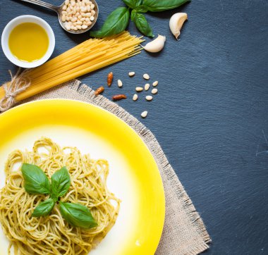 Fesleğen yaprağı ile yapılan pesto soslu makarna çeşitleri