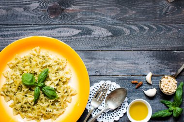 Fesleğen yaprağı ile yapılan pesto soslu makarna çeşitleri