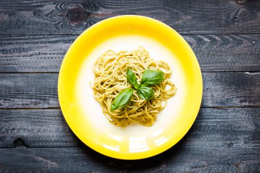 Fesleğen yaprağı ile yapılan pesto soslu makarna çeşitleri