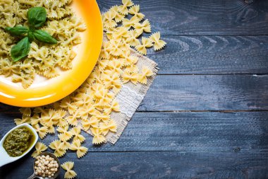 Fesleğen yaprağı ile yapılan pesto soslu makarna çeşitleri