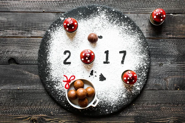 2017 Щасливий новорічний стіл з цукром та шоколадом — стокове фото