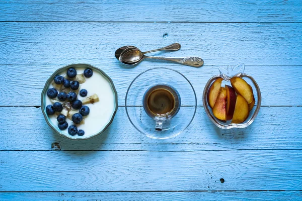 Healthy Breakfast with blueberries and banana yogurt — Φωτογραφία Αρχείου