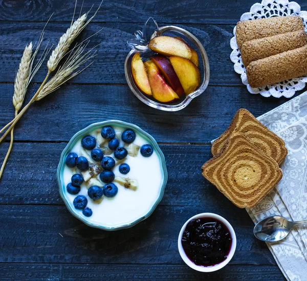 Colazione sana con mirtilli e yogurt alla banana — Foto Stock