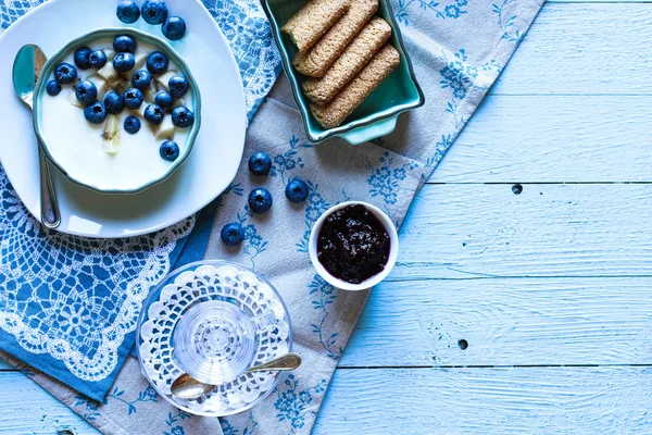 Здоровий сніданок з чорницею та банановим йогуртом — стокове фото