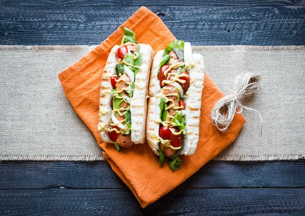 Hot dog with pickles, tomatoes and olives — Stockfoto