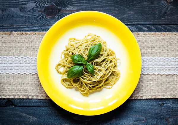 Fesleğen yaprağı ile yapılan pesto soslu makarna çeşitleri — Stok fotoğraf