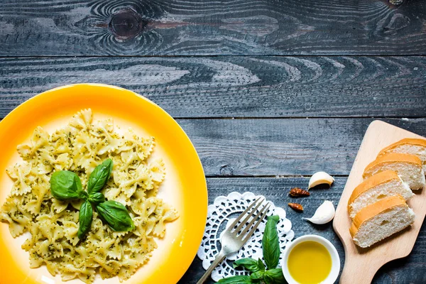 Fesleğen yaprağı ile yapılan pesto soslu makarna çeşitleri — Stok fotoğraf