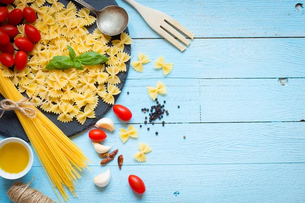 Italian pasta with pesto sauce made with basil leaf — ストック写真