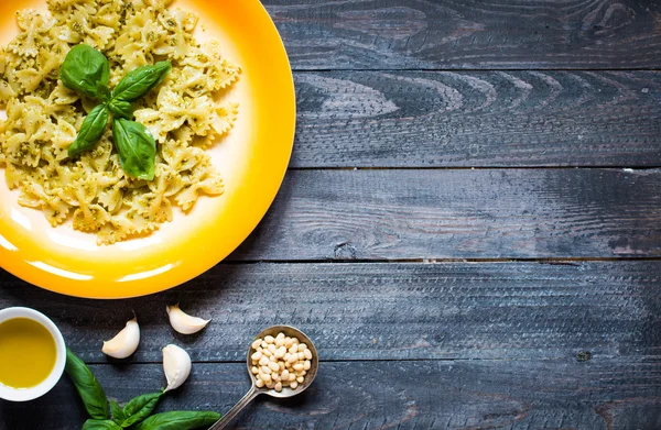 Fesleğen yaprağı ile yapılan pesto soslu makarna çeşitleri — Stok fotoğraf