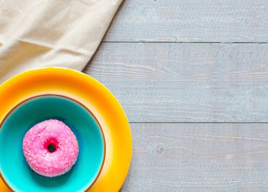 Sabah kahvaltı ile renkli donut