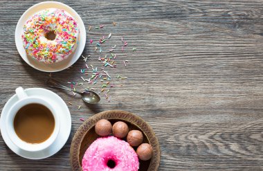 Sabah kahvaltı ile renkli donut