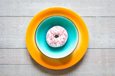 Sabah kahvaltı ile renkli donut