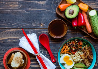 Japon tavuk, havuç, avokado bir kase erişte