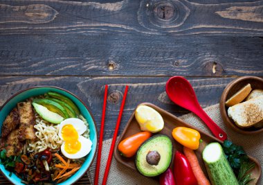 Japon tavuk, havuç, avokado bir kase erişte