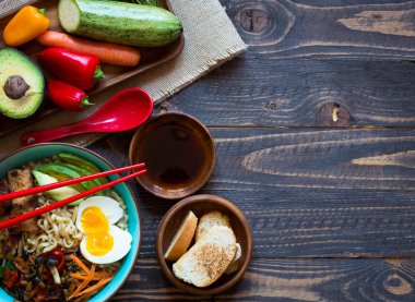 Japon tavuk, havuç, avokado bir kase erişte