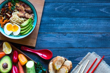 Japon tavuk, havuç, avokado bir kase erişte