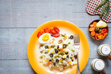 Ahşap arka plan üzerinde beyaz pirinç vejetaryen taze salata