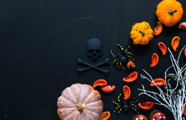 Ahşap arka plan üzerinde Halloween kabaklar