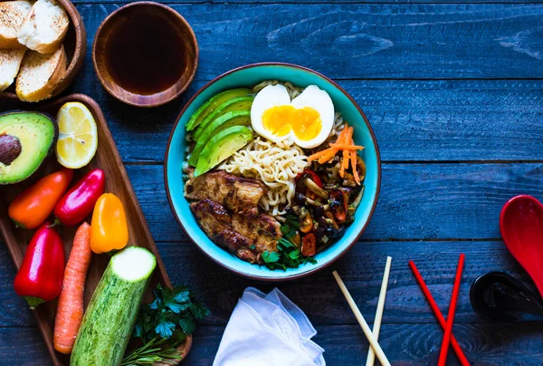 Tazón de fideos japoneses con pollo, zanahorias, aguacate —  Fotos de Stock