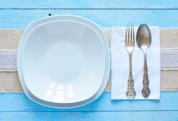 Біла тарілка і ложка виделки — стокове фото