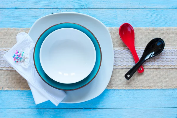 Белая тарелка и ложки — стоковое фото