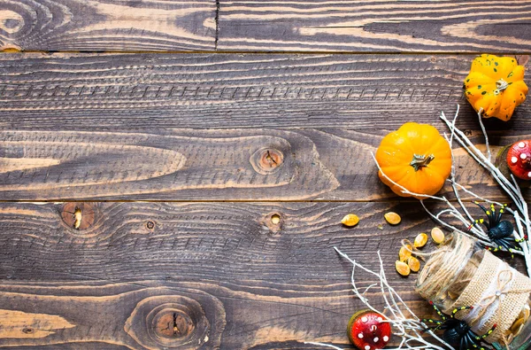 Calabazas de Halloween, sobre fondo de madera — Foto de Stock