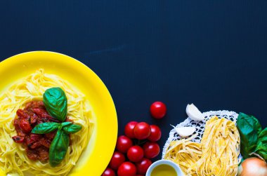 Domates makarna için İtalyan gıda pişirme maddeleri