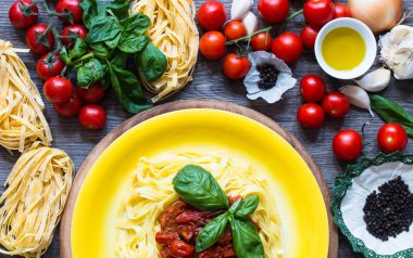 Domates makarna için İtalyan gıda pişirme maddeleri