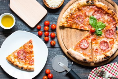 Rustik ahşap bir masa üzerinde sıcak İtalyan pizza.