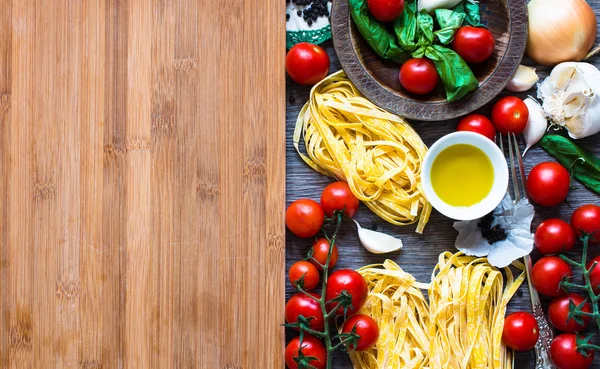 Comida italiana ingredientes de cozinha para massas de tomate — Fotografia de Stock