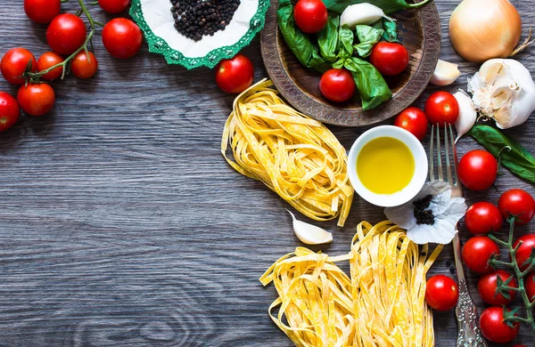 Ingrédients de cuisine italienne pour pâtes à la tomate — Photo