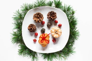 Beyaz arka plan üzerine bir tabak üzerinde Noel bisküvi