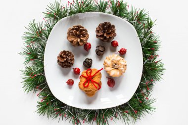 Beyaz arka plan üzerine bir tabak üzerinde Noel bisküvi