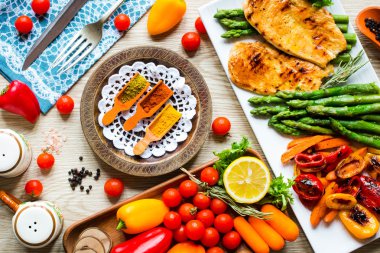 Taze sebzeli ızgara tavuk göğsü.