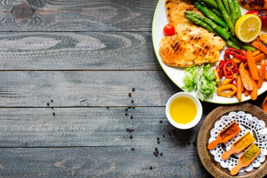 Taze sebzeli ızgara tavuk göğsü.