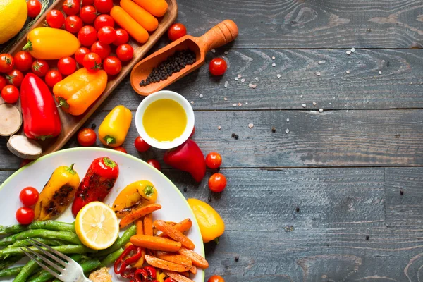 Poitrine de poulet grillée aux légumes frais — Photo