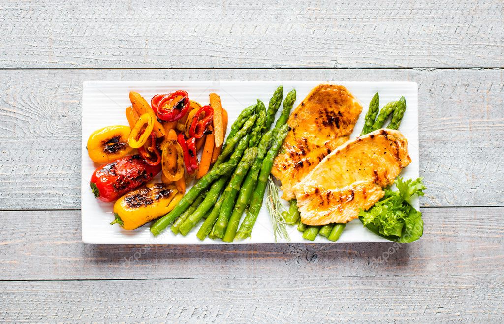 Grilled chicken breast with fresh vegetables