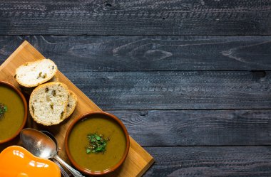 Kremalı ıspanak çorbası kuşkonmaz ile,