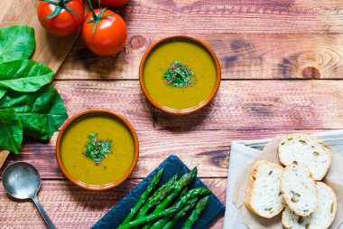 Kremalı ıspanak çorbası kuşkonmaz ile,