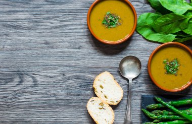 Kremalı ıspanak çorbası kuşkonmaz ile,