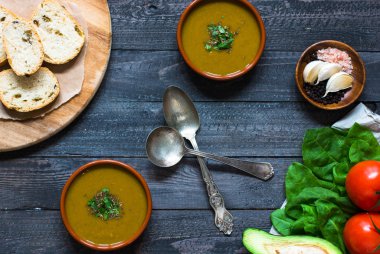 Kremalı ıspanak çorbası kuşkonmaz ile,