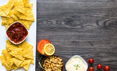 Meksika cips cips ahşap arka plan üzerinde