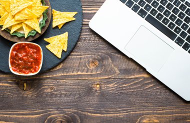 Meksika cips cips ahşap arka plan üzerinde