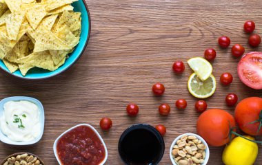 Meksika cips cips ahşap arka plan üzerinde